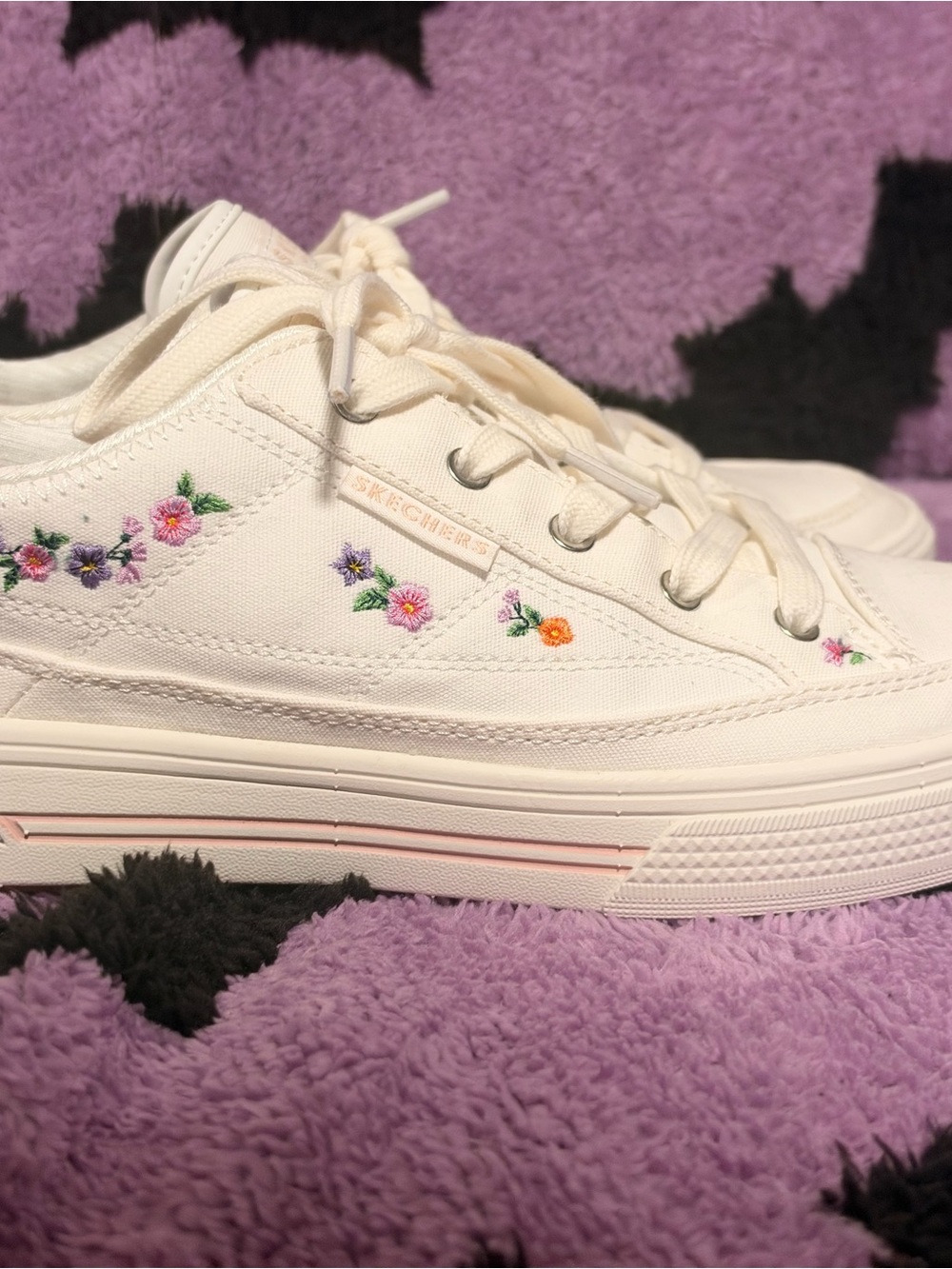 Skechers Arcade Sneakers with floral accents and arch support size 8